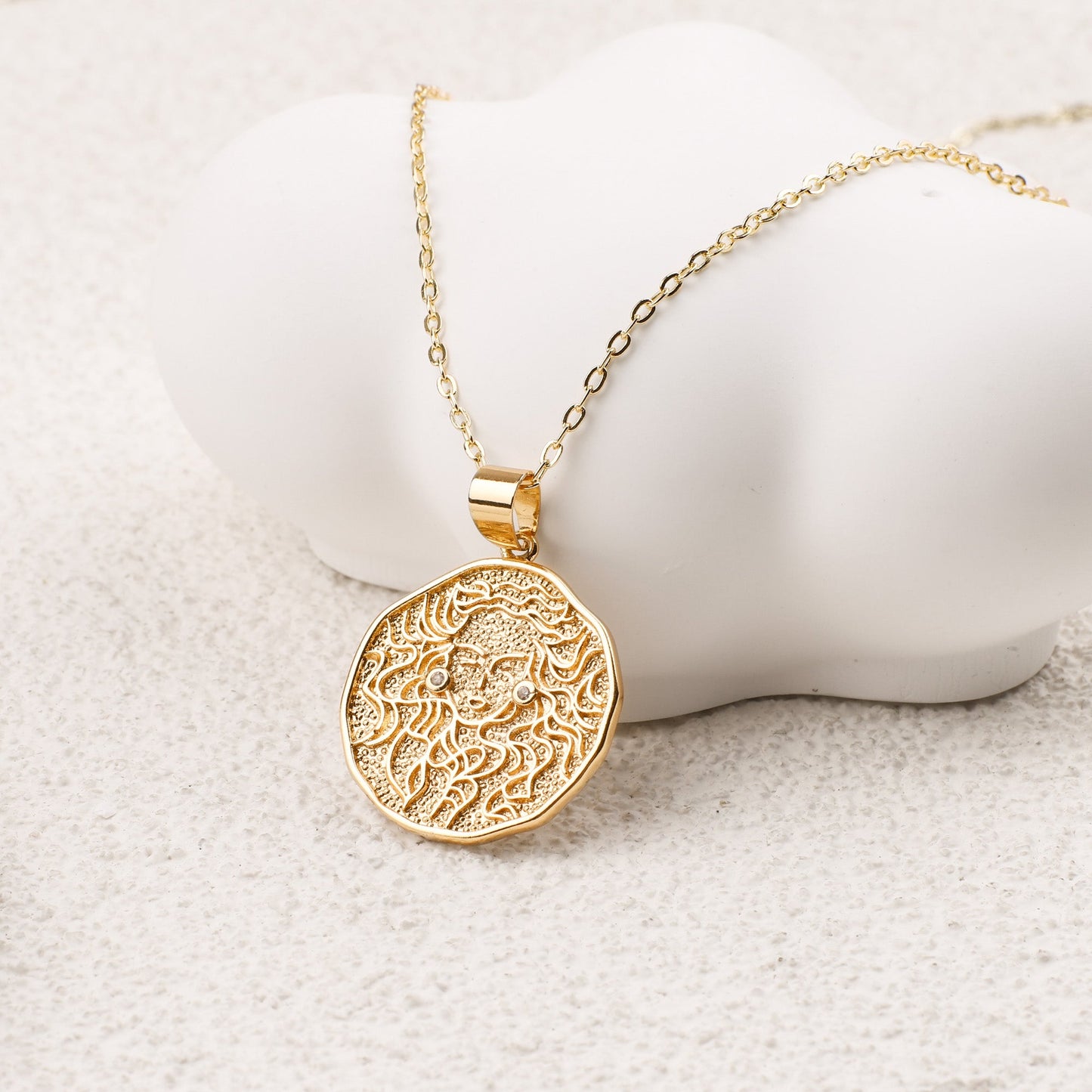 Collier avec pendentif en forme de pièce de monnaie représentant un signe astrologique