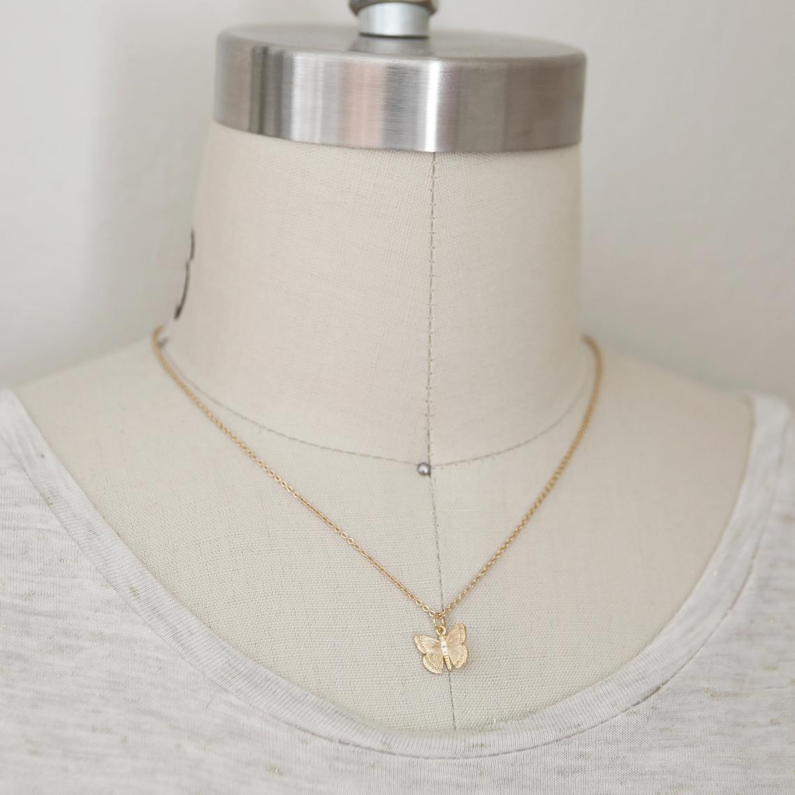 Collier pendentif papillon