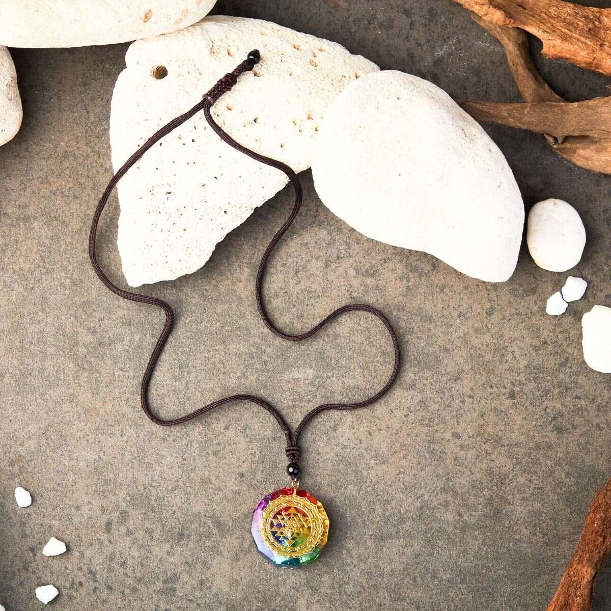 Collier Chakra Orgonite - Équilibre l'énergie orgone et protection contre les champs électromagnétiques