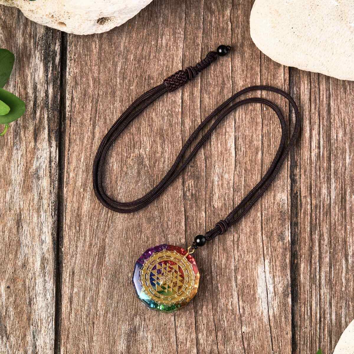 Collier Chakra Orgonite - Équilibre l'énergie orgone et protection contre les champs électromagnétiques