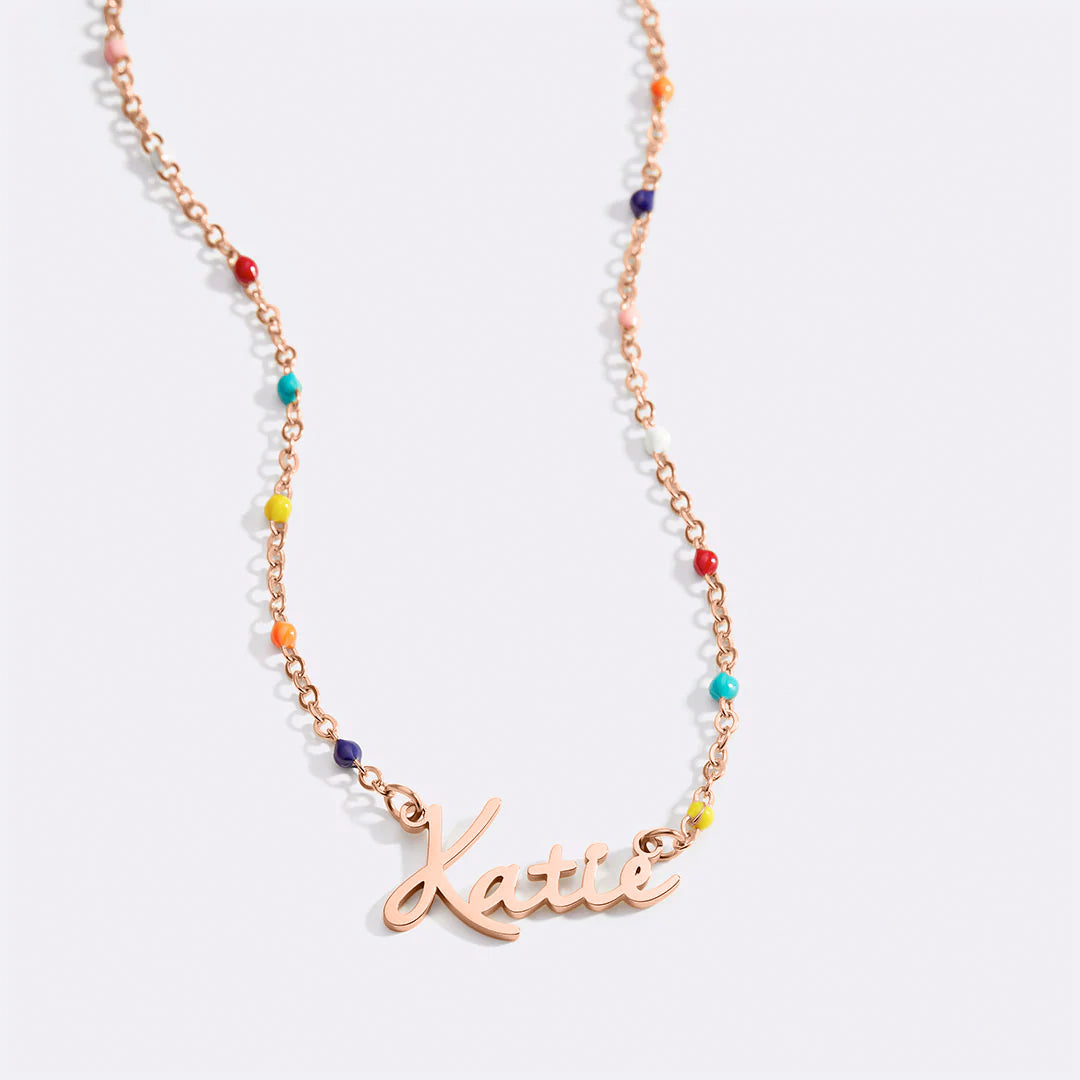 Collier de perles colorées avec nom de fée