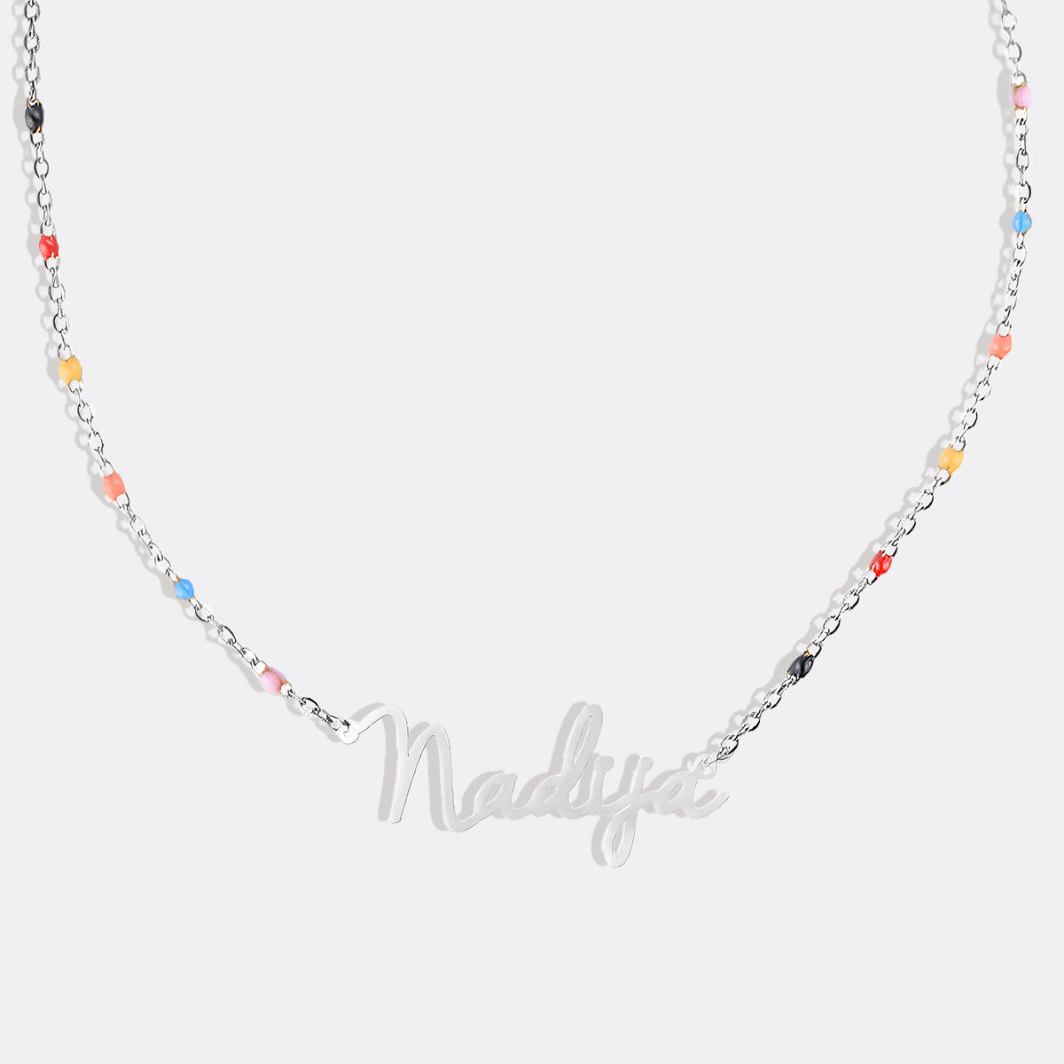 Collier de perles colorées avec nom de fée