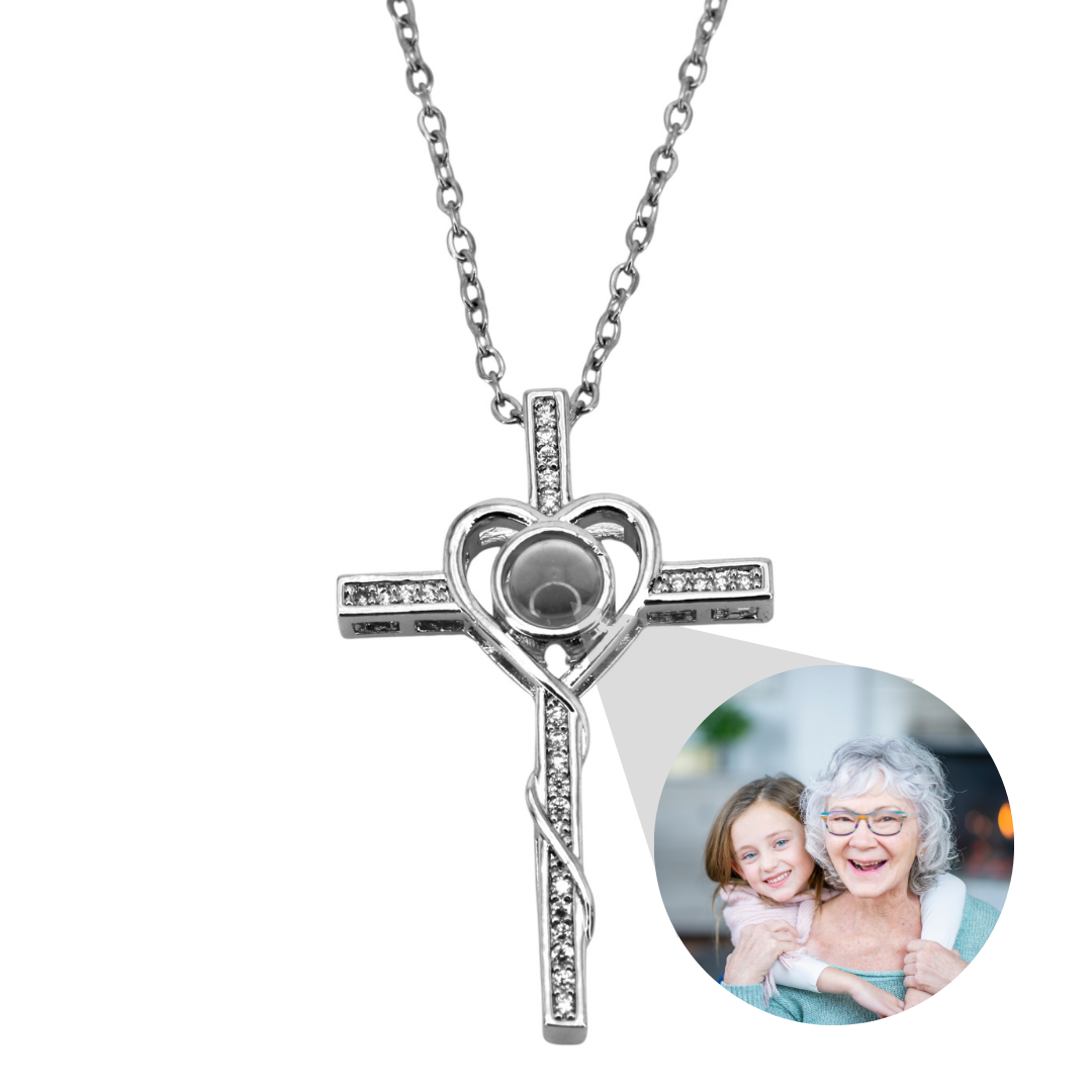 Collier minimaliste à projection de croix en diamant