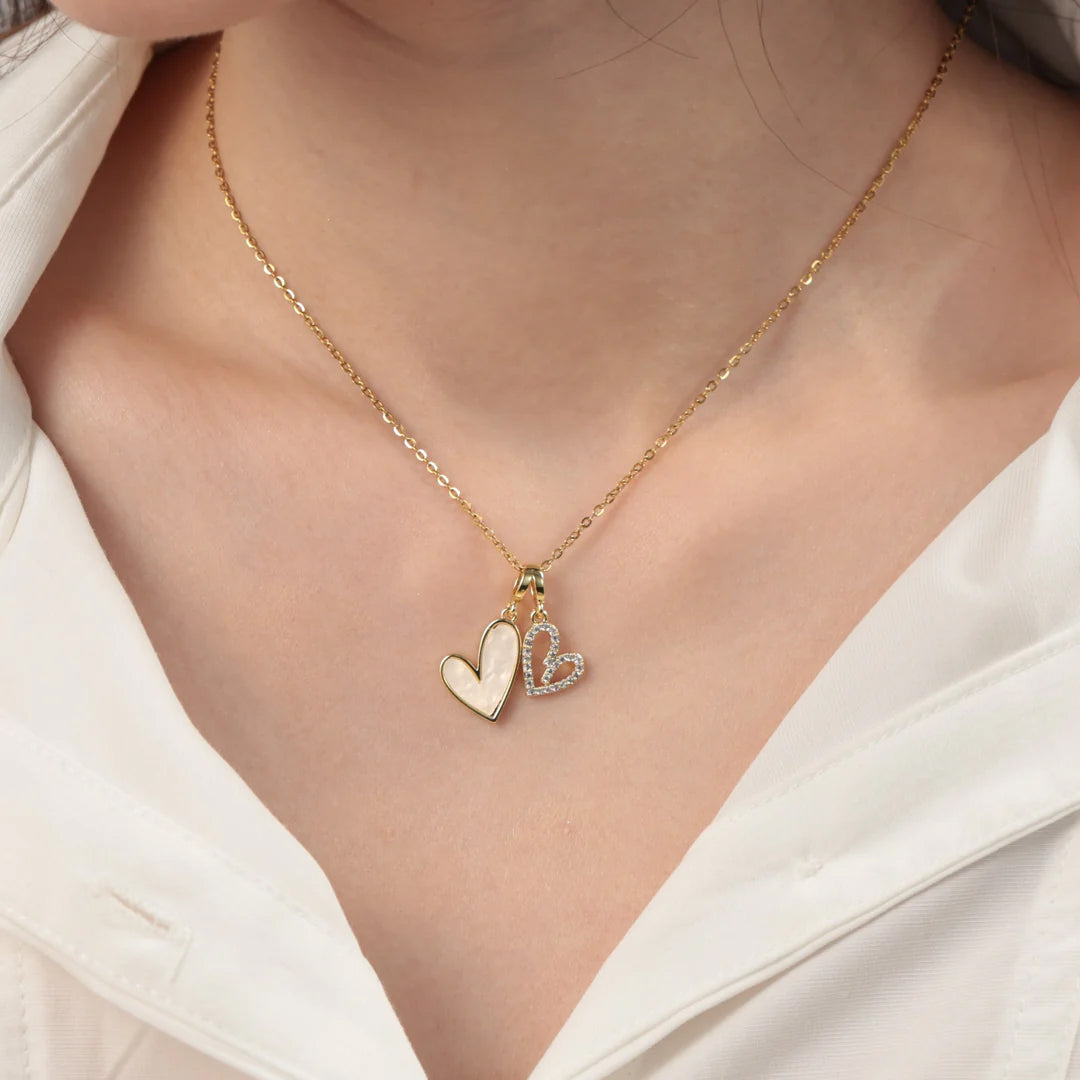 Collier en nacre et cœurs pavés