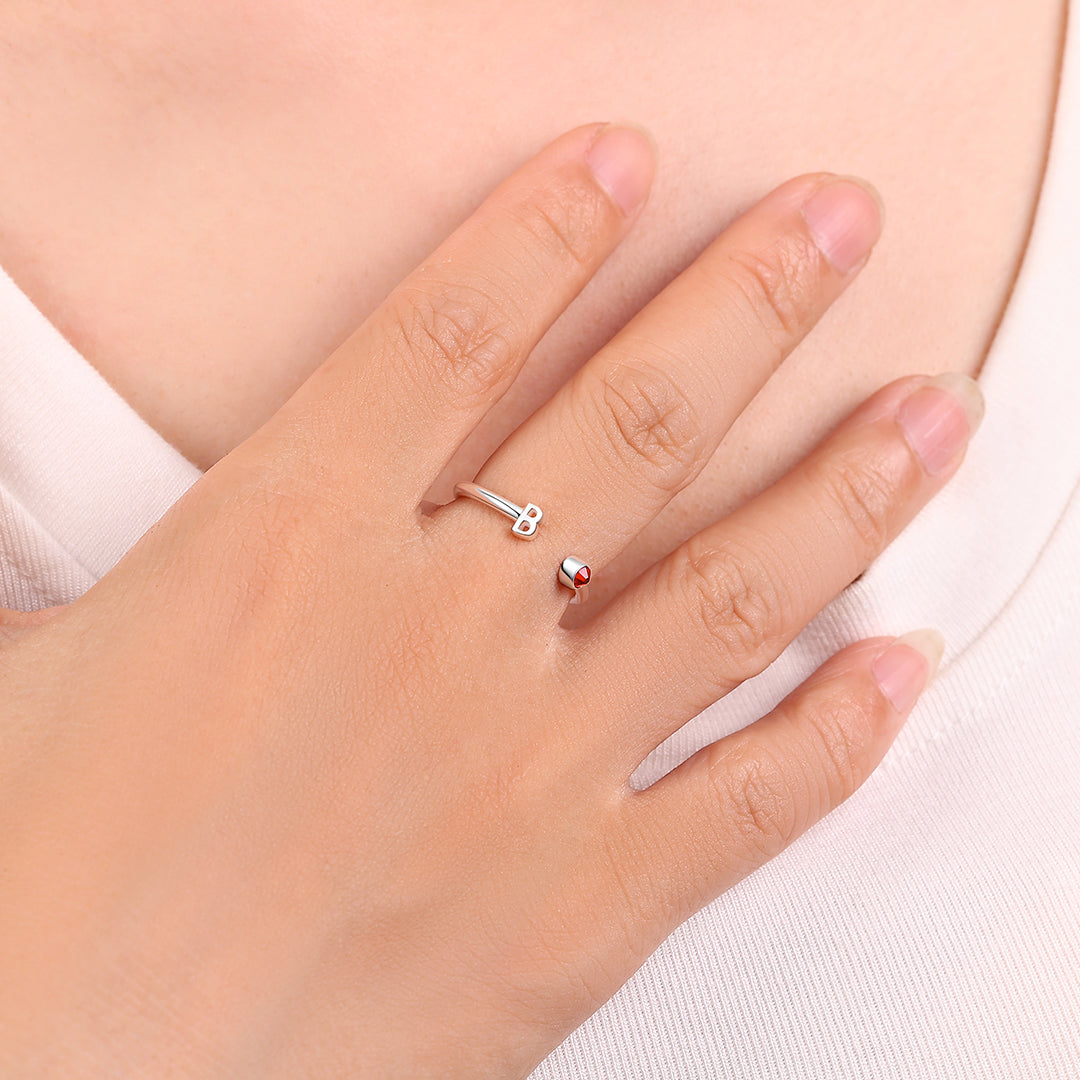Zierlicher Geburtsstein-Initialenring