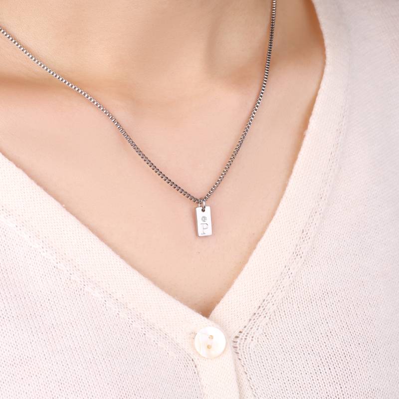 Zierliche Pavé-Halskette mit Initialenanhänger