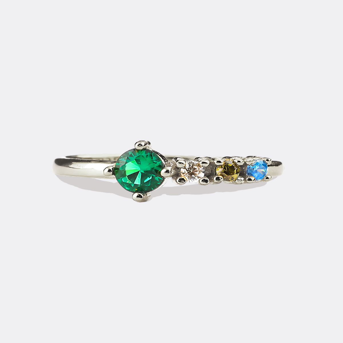 Bague avec pierres de naissance familiales