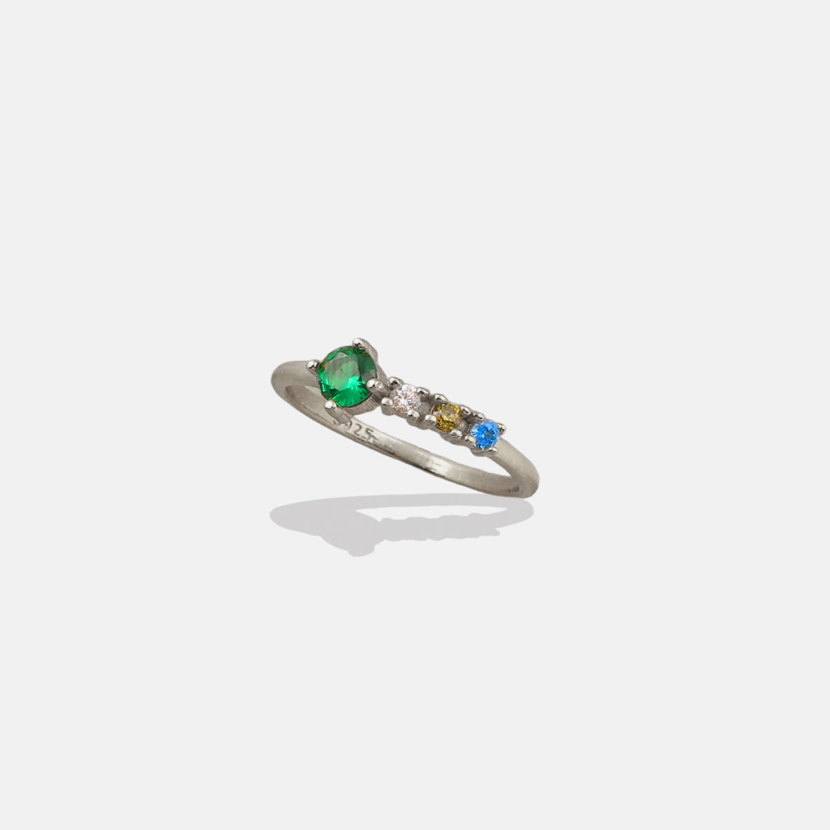 Bague avec pierres de naissance familiales