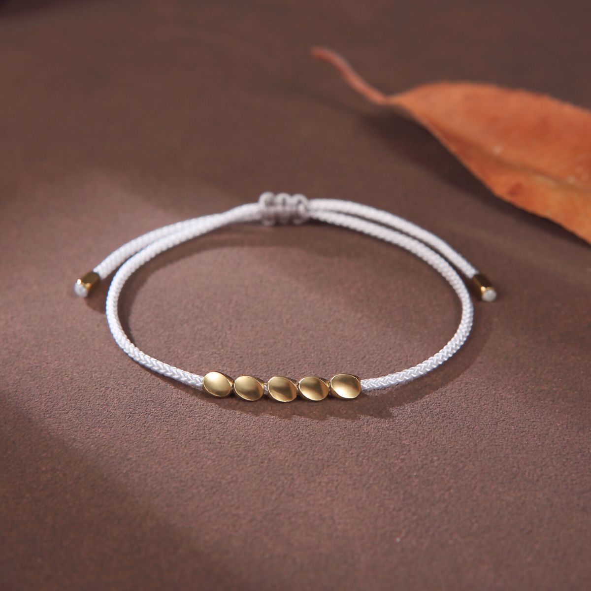 Bracelet en cuivre cinq perles porte-bonheur - Fil bleu, gris et rouge