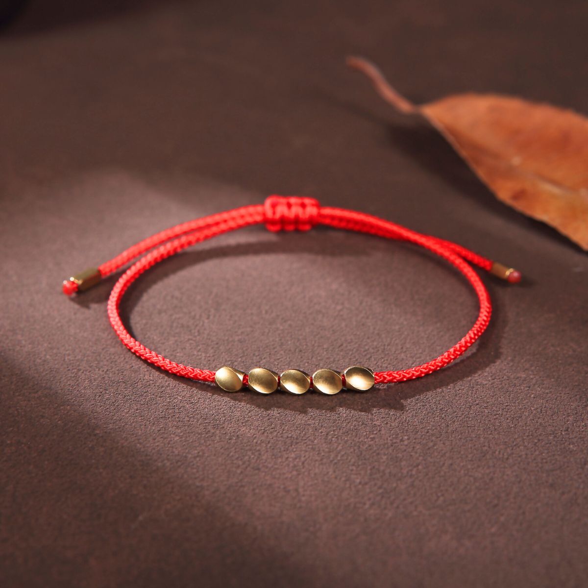 Bracelet en cuivre cinq perles porte-bonheur - Fil bleu, gris et rouge