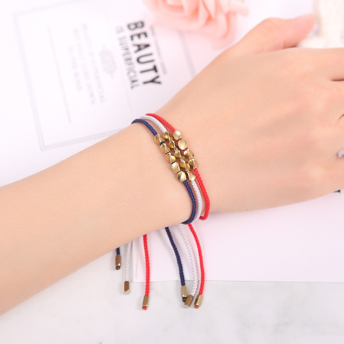 Bracelet en cuivre cinq perles porte-bonheur - Fil bleu, gris et rouge