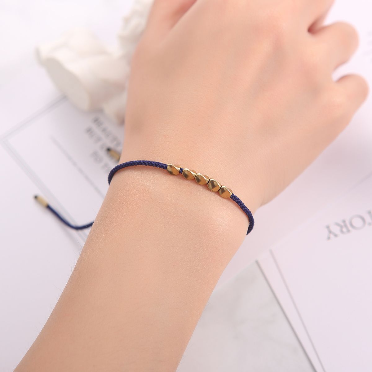 Bracelet en cuivre cinq perles porte-bonheur - Fil bleu, gris et rouge