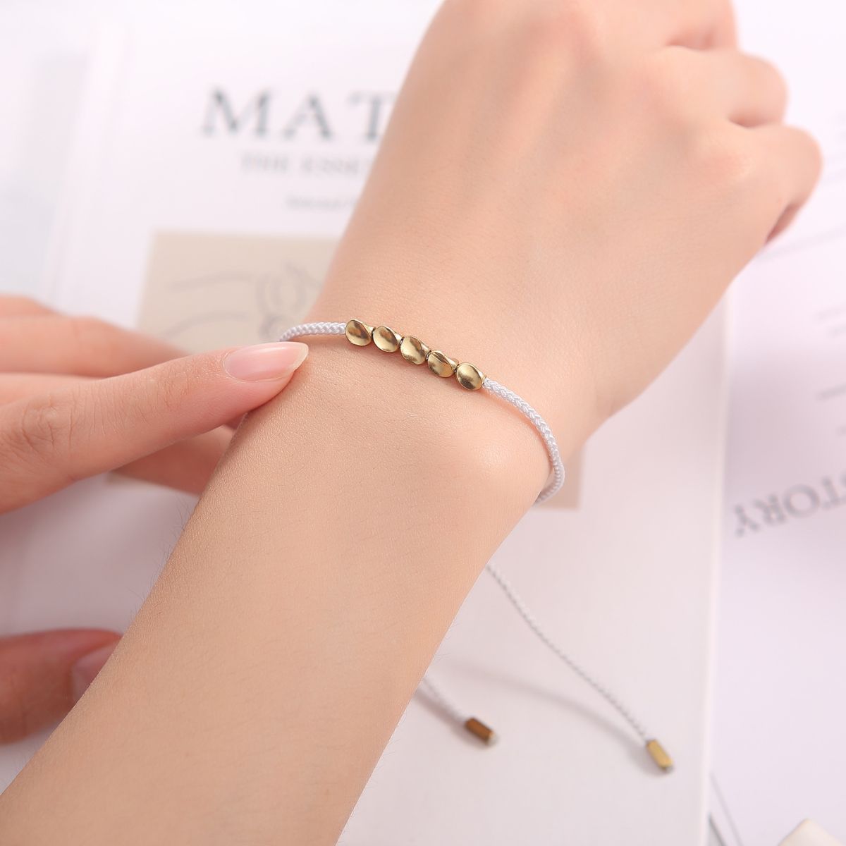 Bracelet en cuivre cinq perles porte-bonheur - Fil bleu, gris et rouge