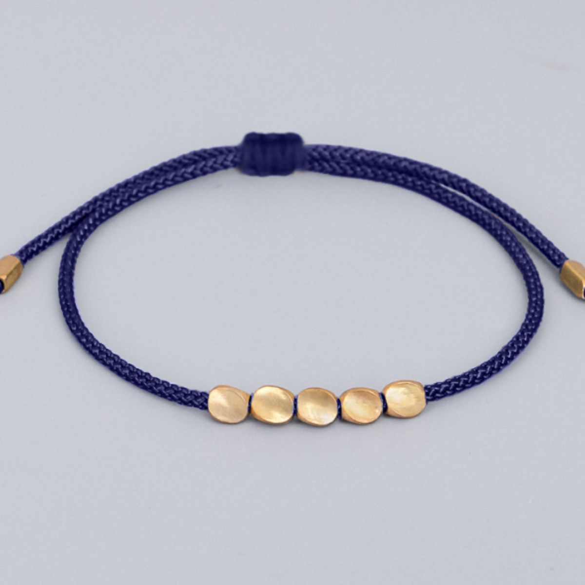 Bracelet en cuivre cinq perles porte-bonheur - Fil bleu, gris et rouge