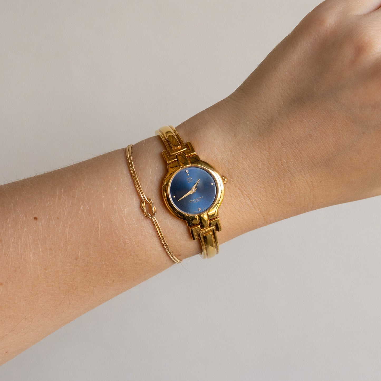 Montre-bracelet vintage Givenchy Midnight Cuff en or