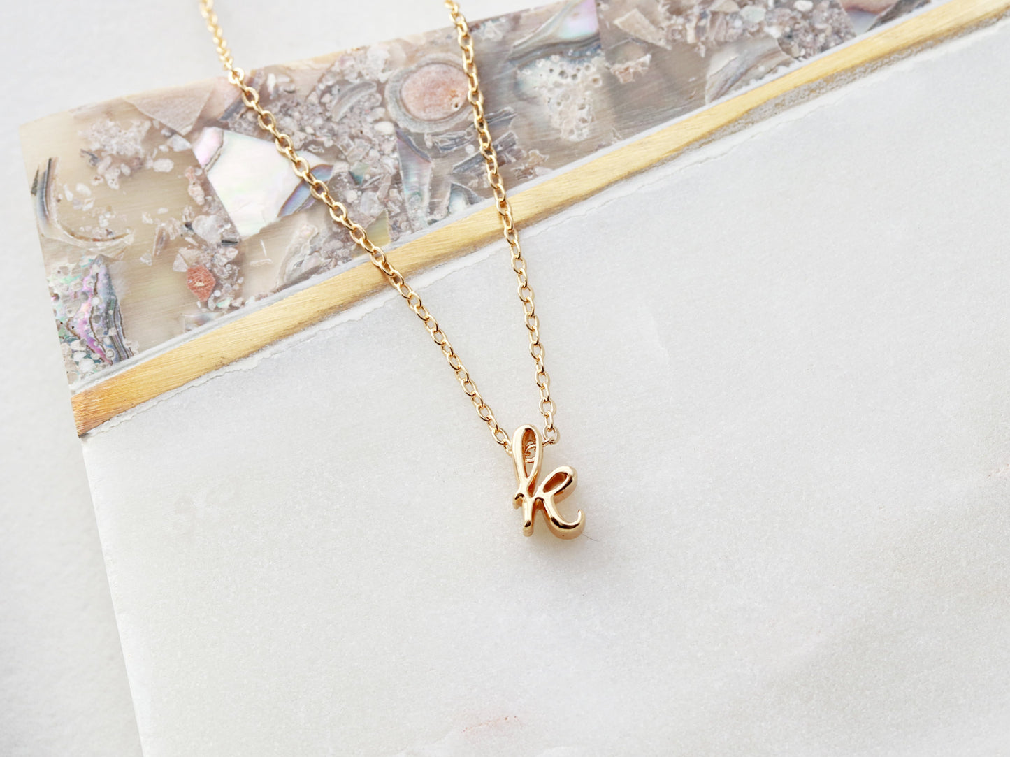 Collier avec initiales cursives