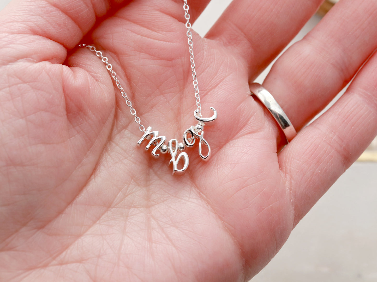 Créez votre propre collier initial