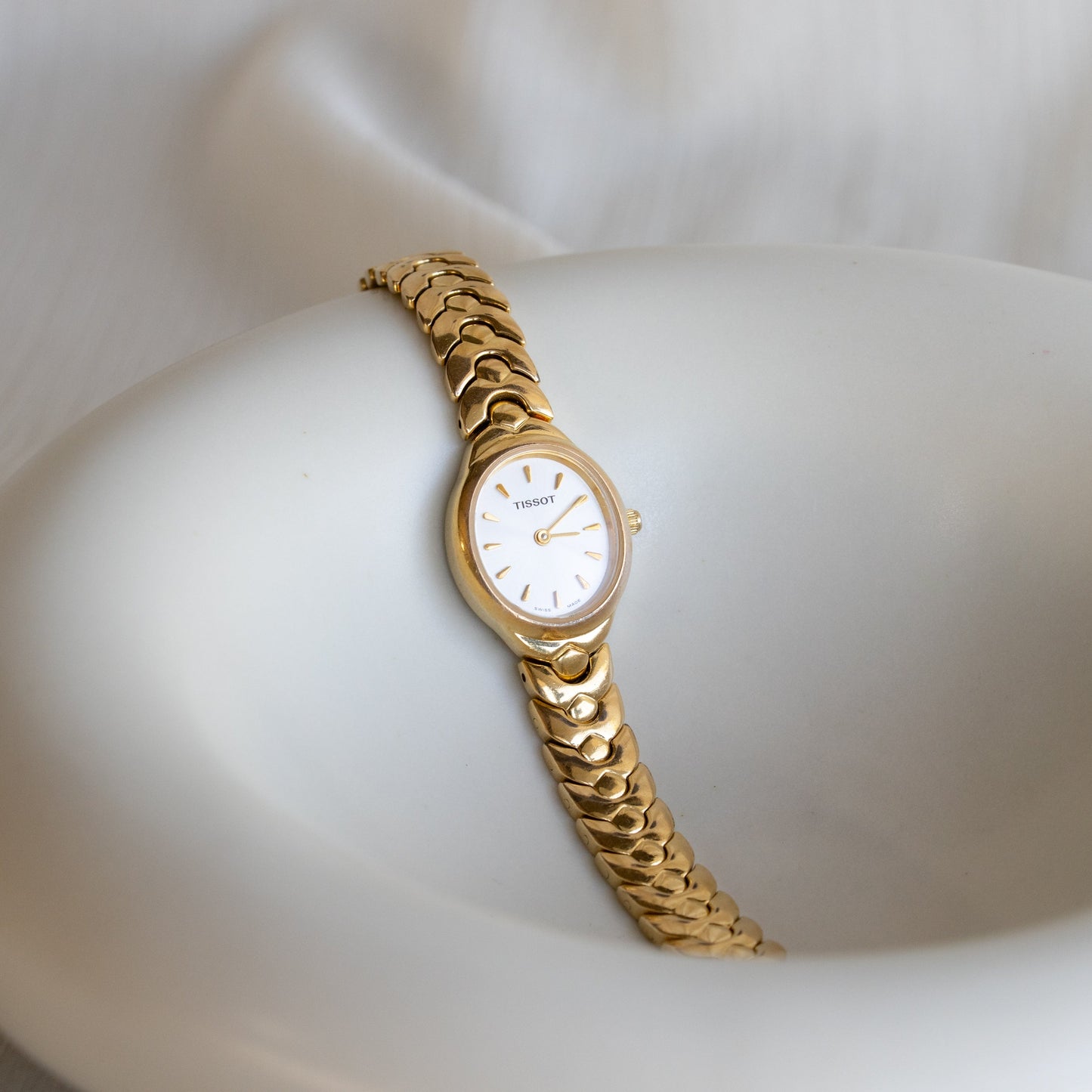 Montre vintage Tissot suisse ovale en or