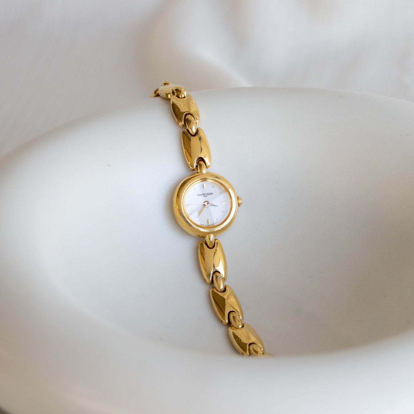 Montre ronde fine vintage Marie Claire en or