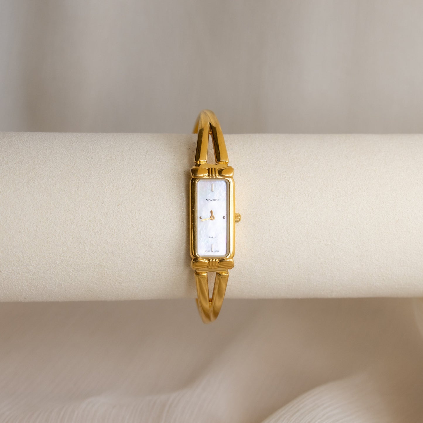 Montre-bracelet fine suisse vintage Nina Ricci en or