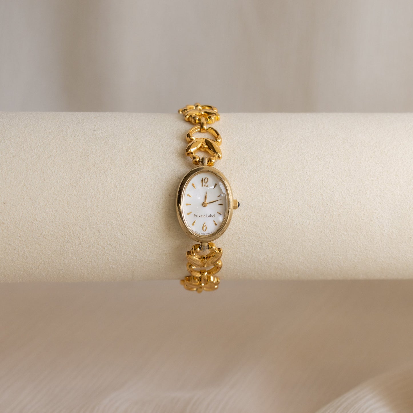 Montre ovale en or vintage de marque privée