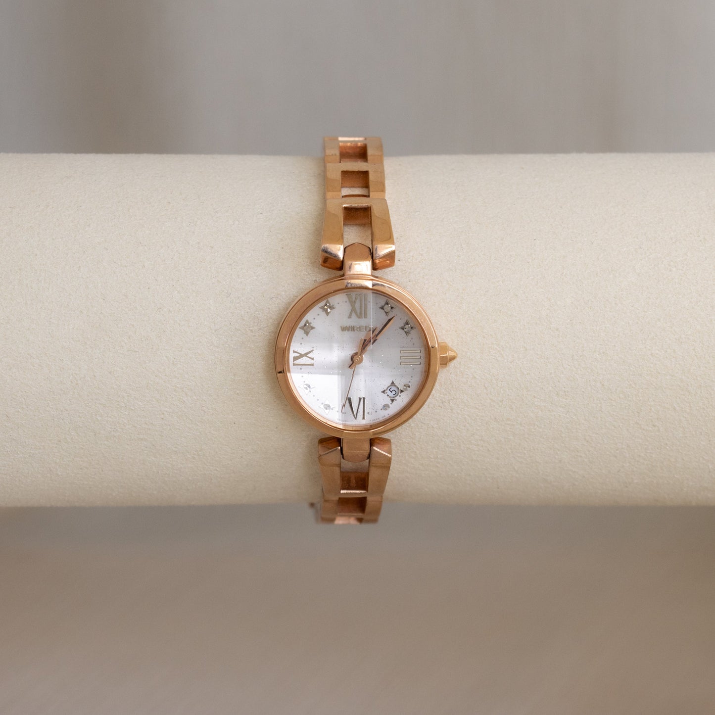 Montre ronde vintage en or rose avec fil