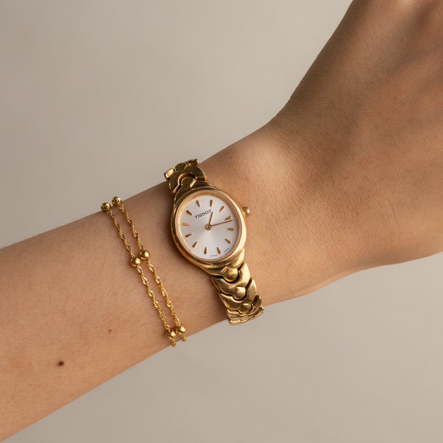 Montre vintage Tissot suisse ovale en or