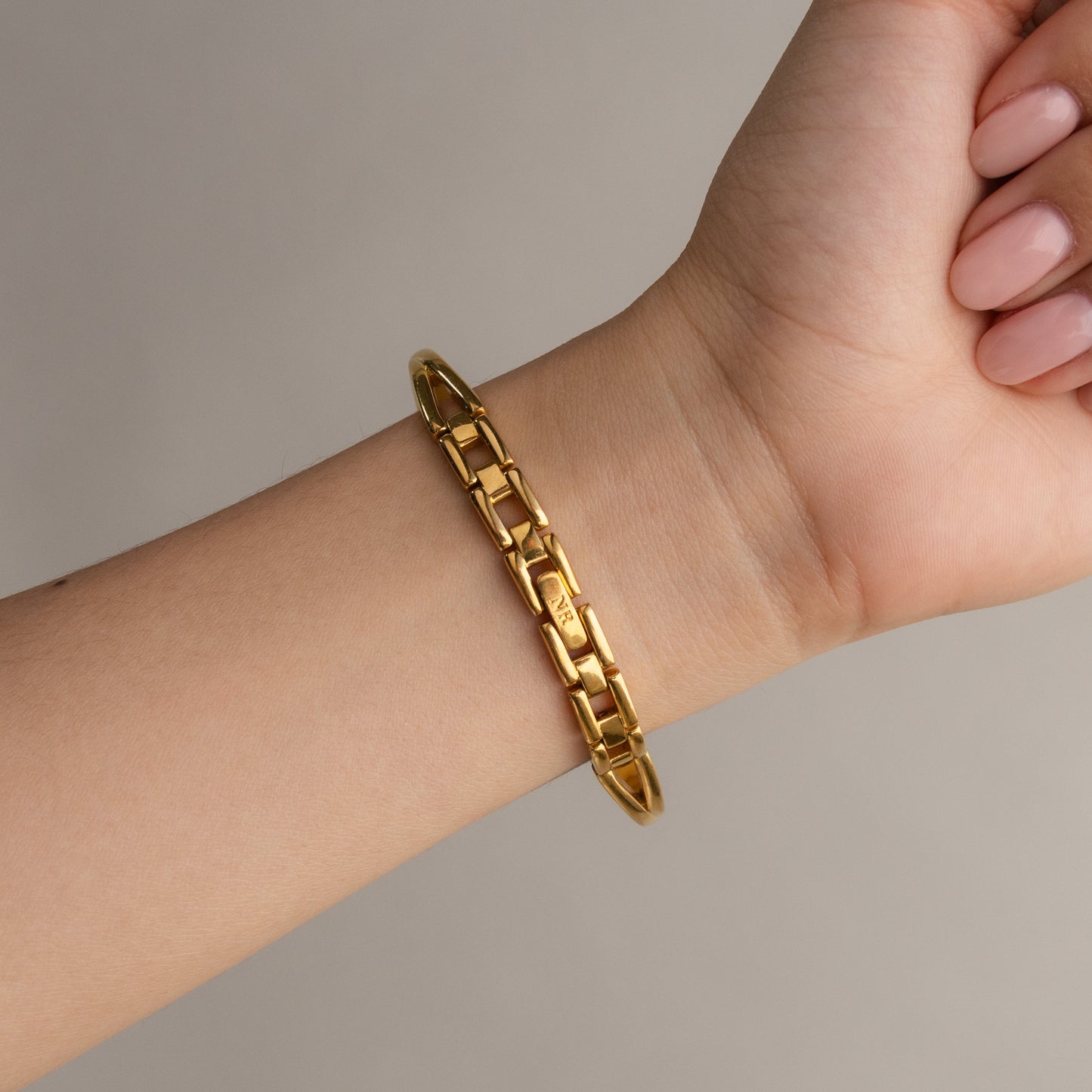 Montre-bracelet fine suisse vintage Nina Ricci en or