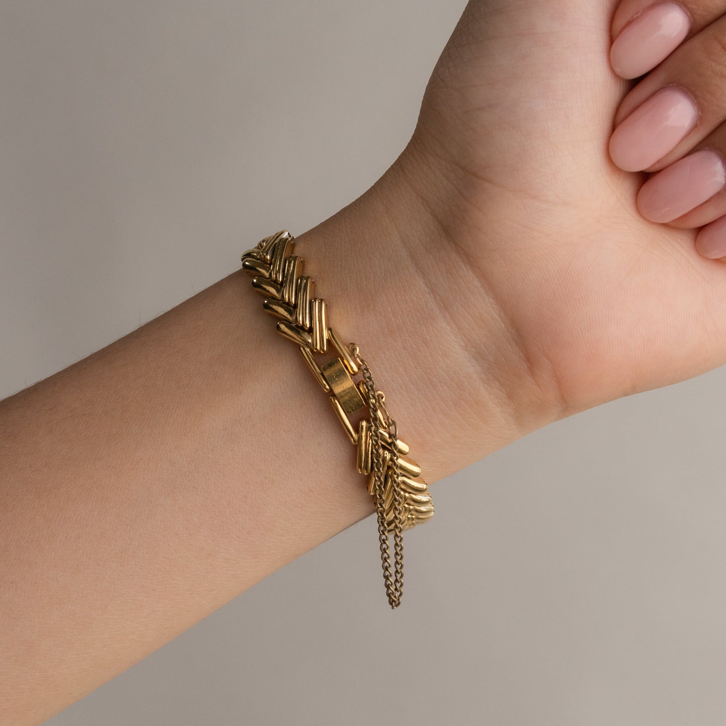 Montre Seiko vintage ovale pointue en or