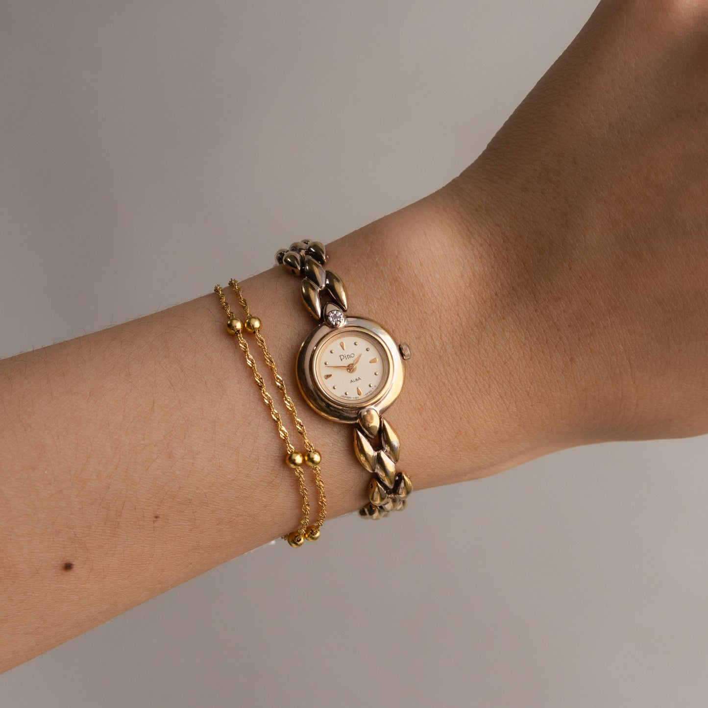 Montre ronde vintage en or Alba Pino