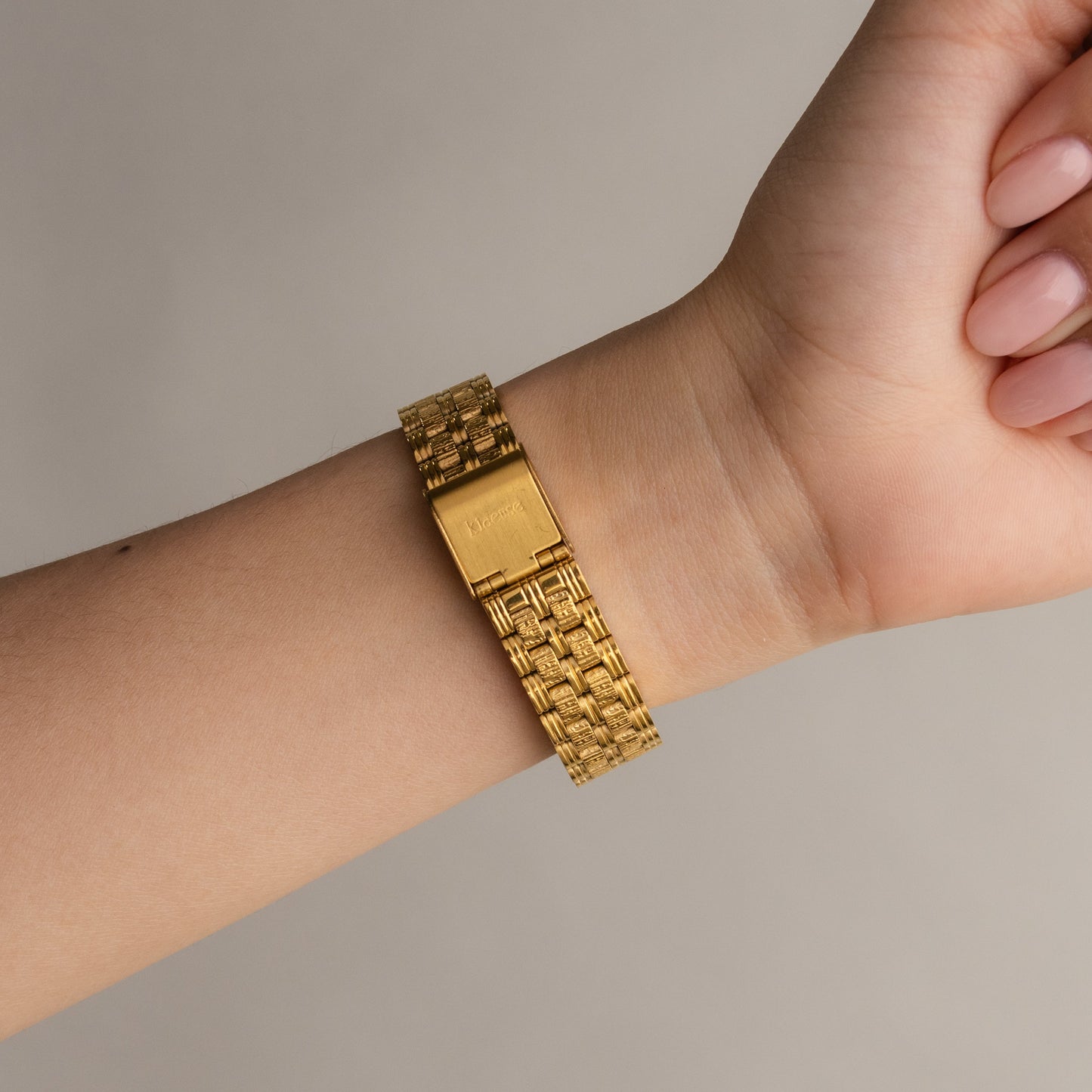 Montre ronde en or vintage Klaeuse Pave