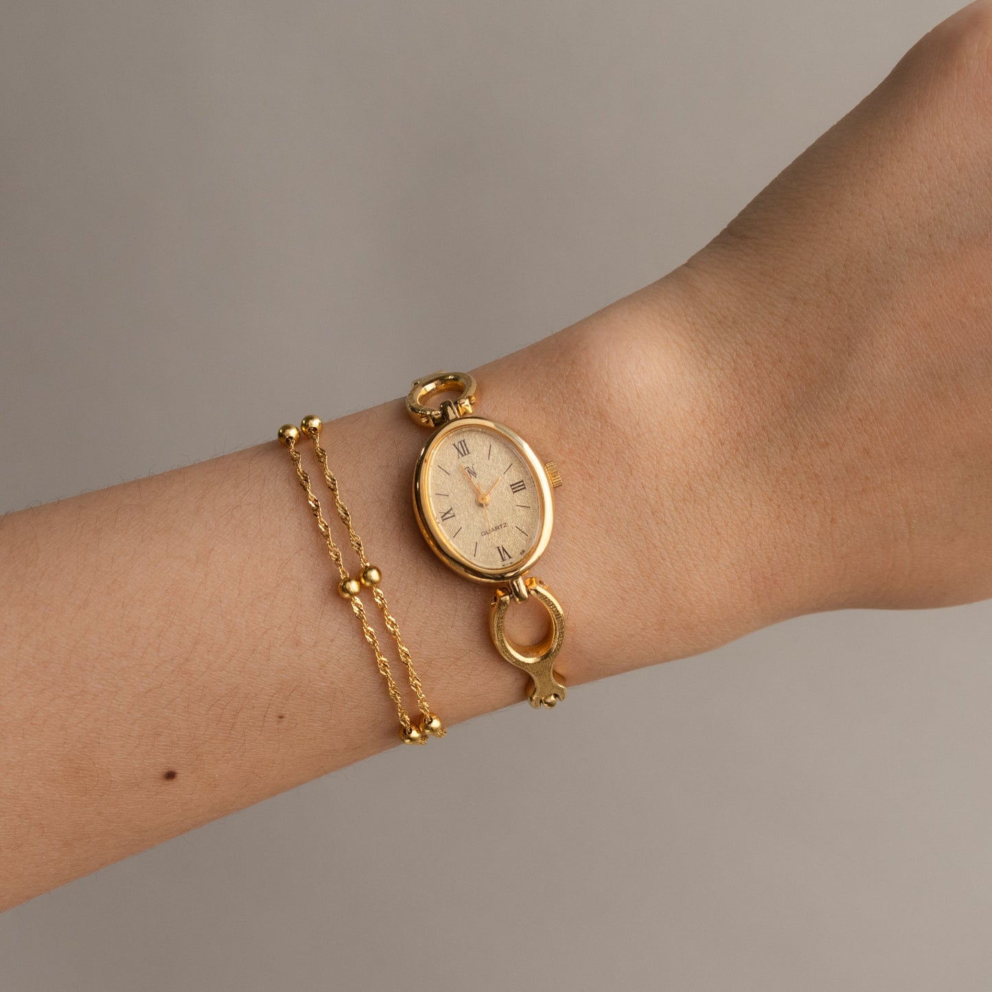 Montre ovale vintage en or Noevir