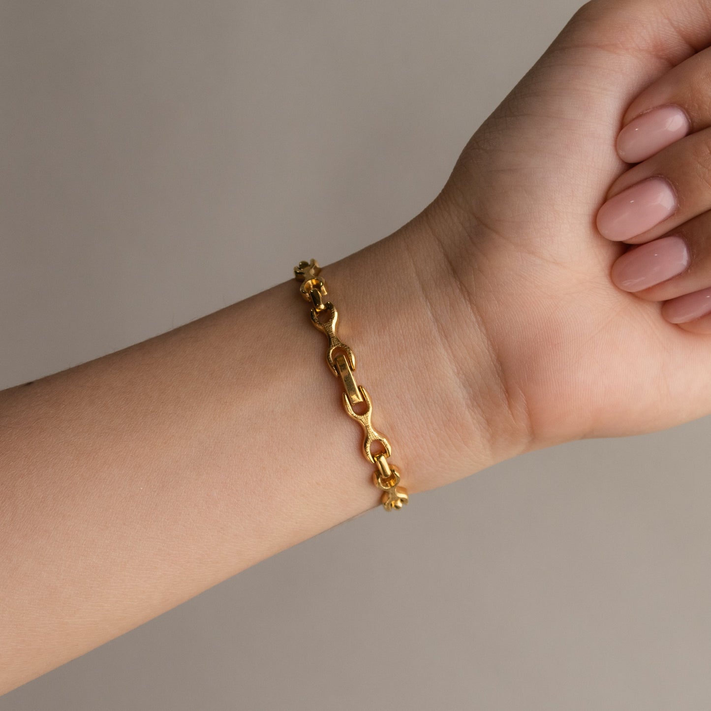 Montre ovale vintage en or Noevir