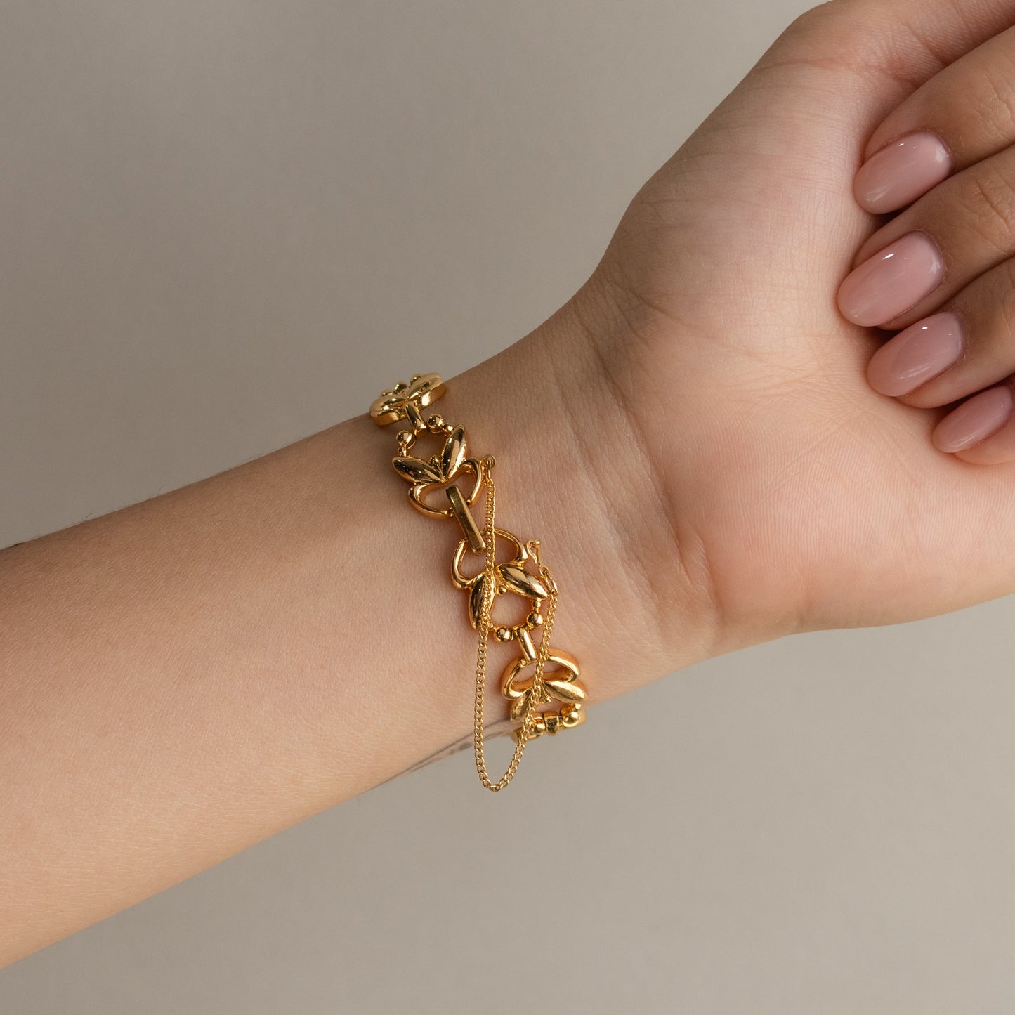 Montre ovale en or vintage de marque privée