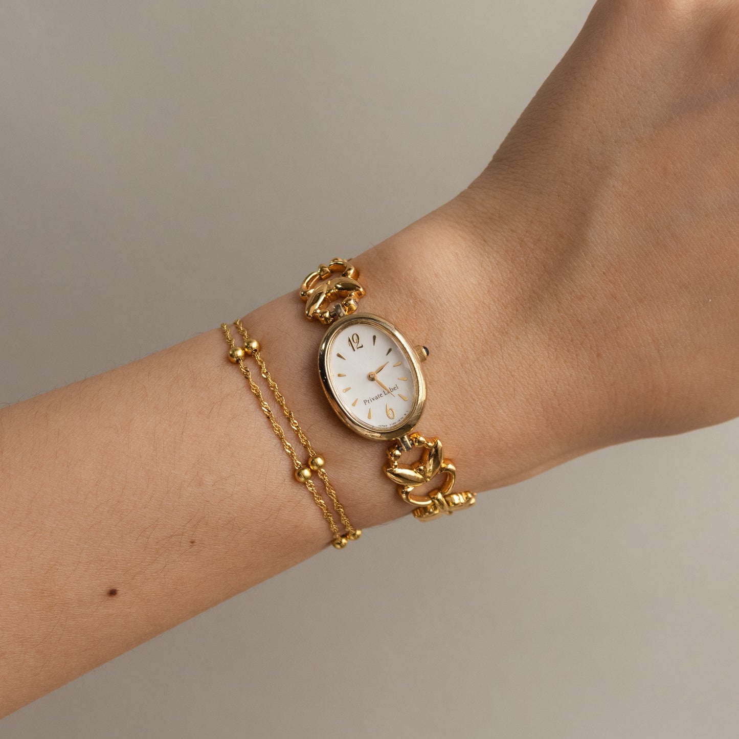 Montre ovale en or vintage de marque privée