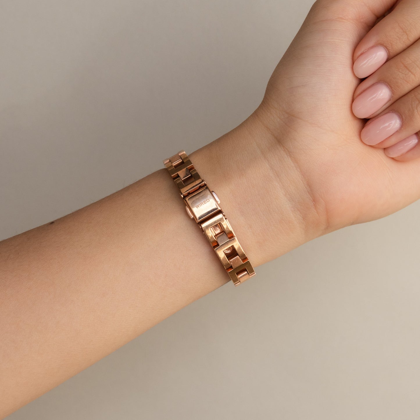 Montre ronde vintage en or rose avec fil