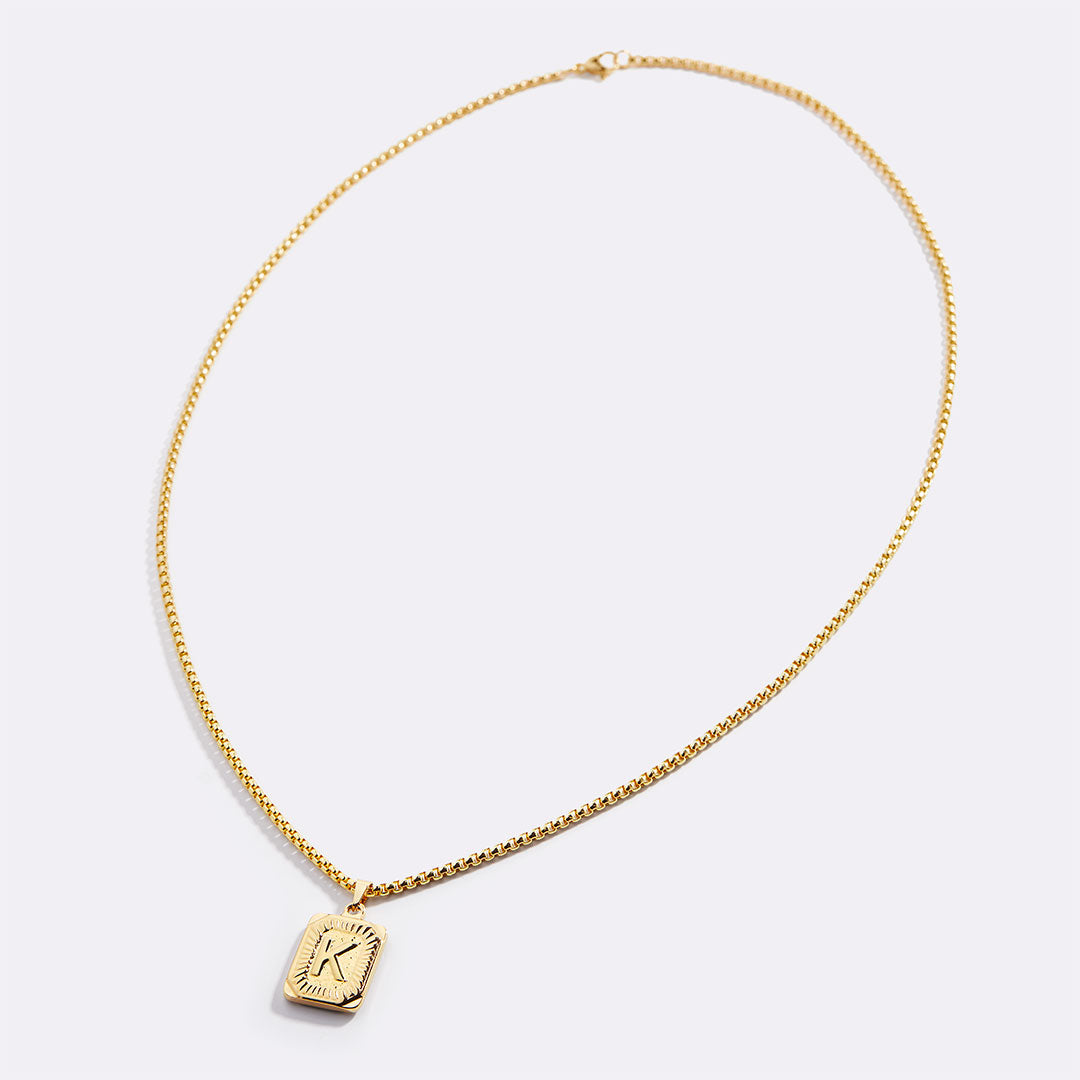 Collier pendentif carte initiale avec chaîne gourmette