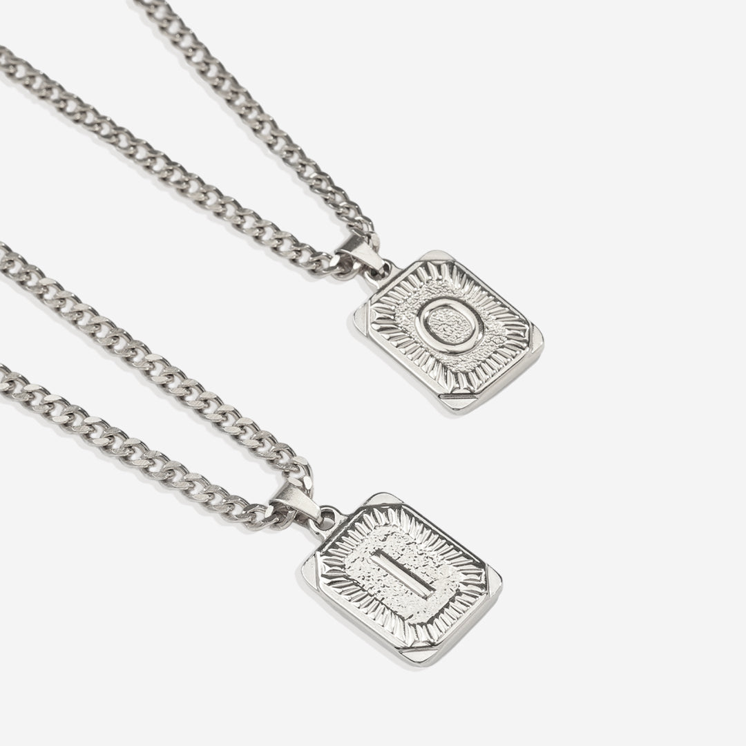 Collier pendentif carte initiale avec chaîne gourmette