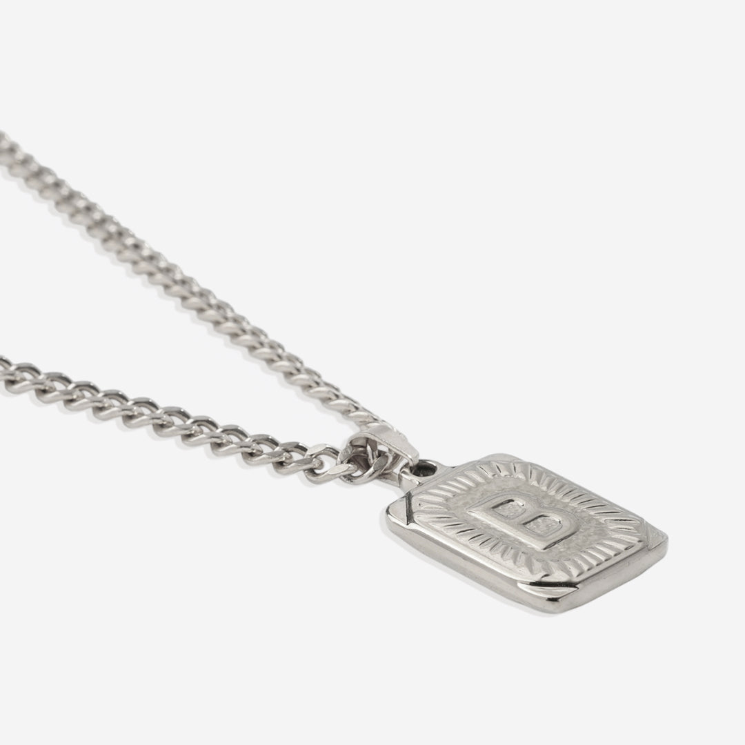 Collier pendentif carte initiale avec chaîne gourmette