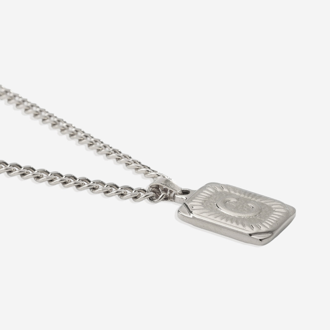 Collier pendentif carte initiale avec chaîne gourmette