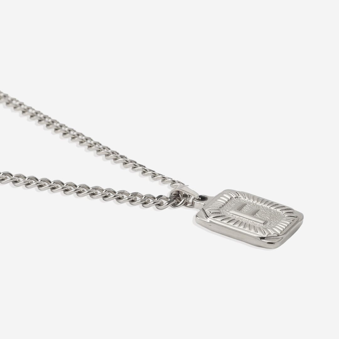 Collier pendentif carte initiale avec chaîne gourmette
