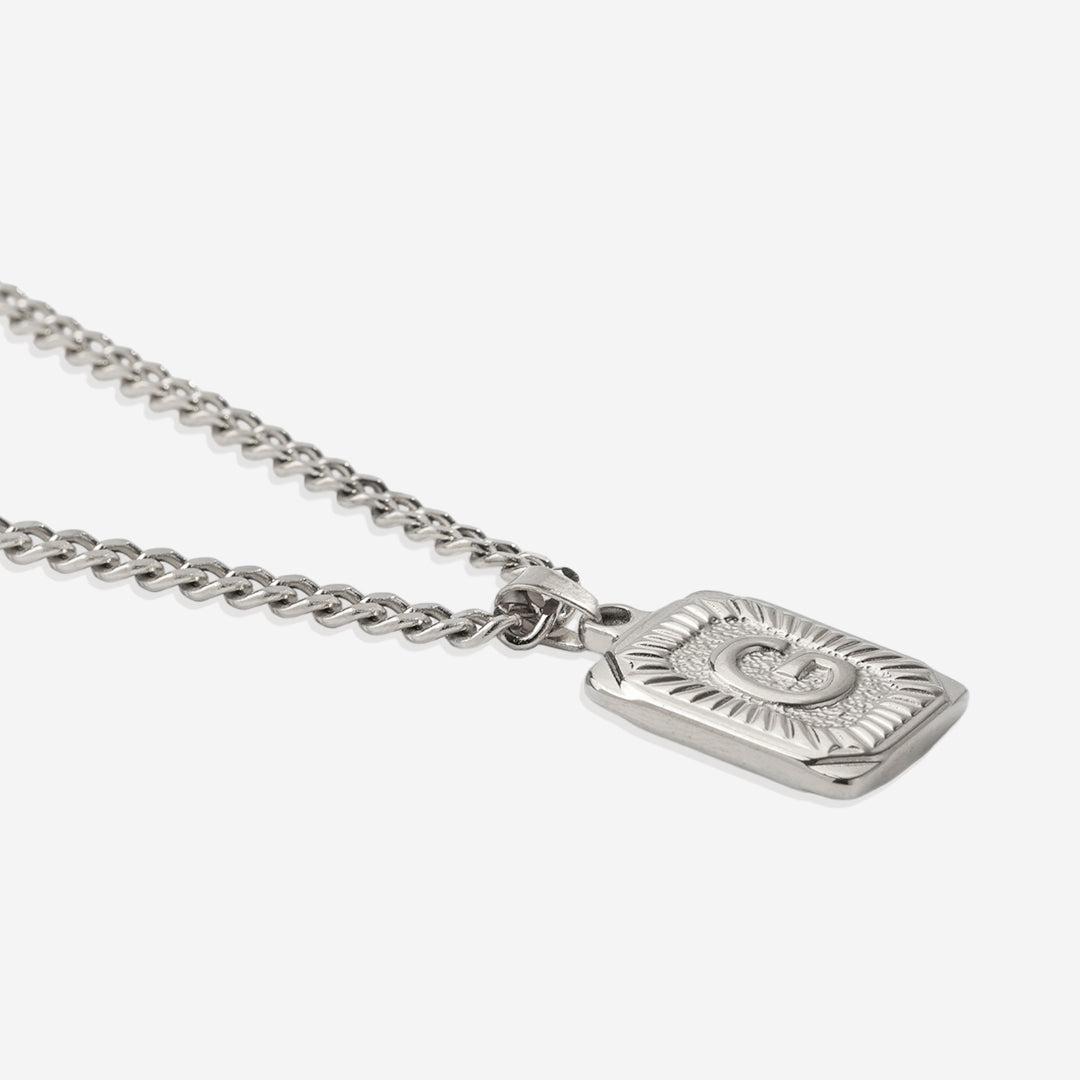 Collier pendentif carte initiale avec chaîne gourmette
