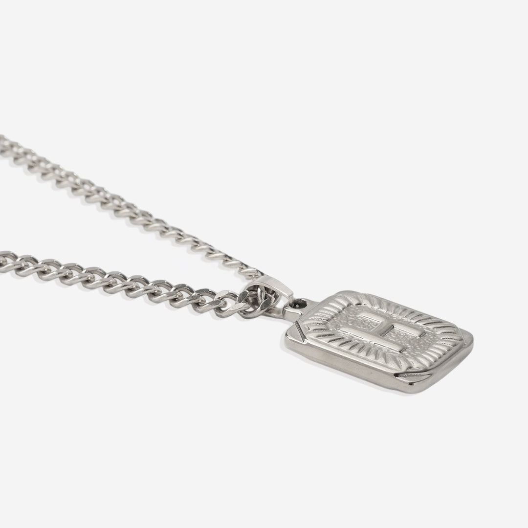 Collier pendentif carte initiale avec chaîne gourmette