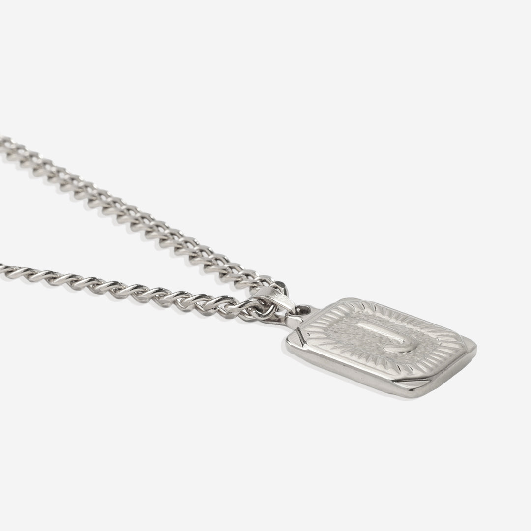 Collier pendentif carte initiale avec chaîne gourmette