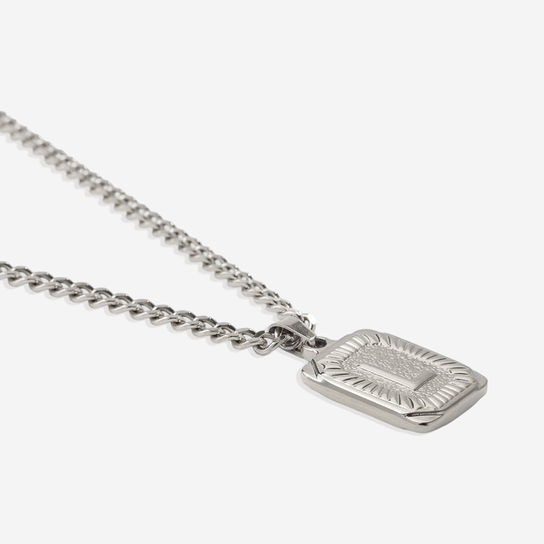Collier pendentif carte initiale avec chaîne gourmette
