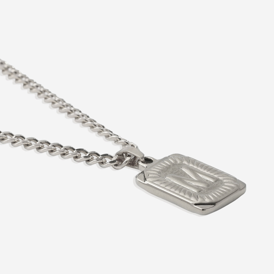 Collier pendentif carte initiale avec chaîne gourmette