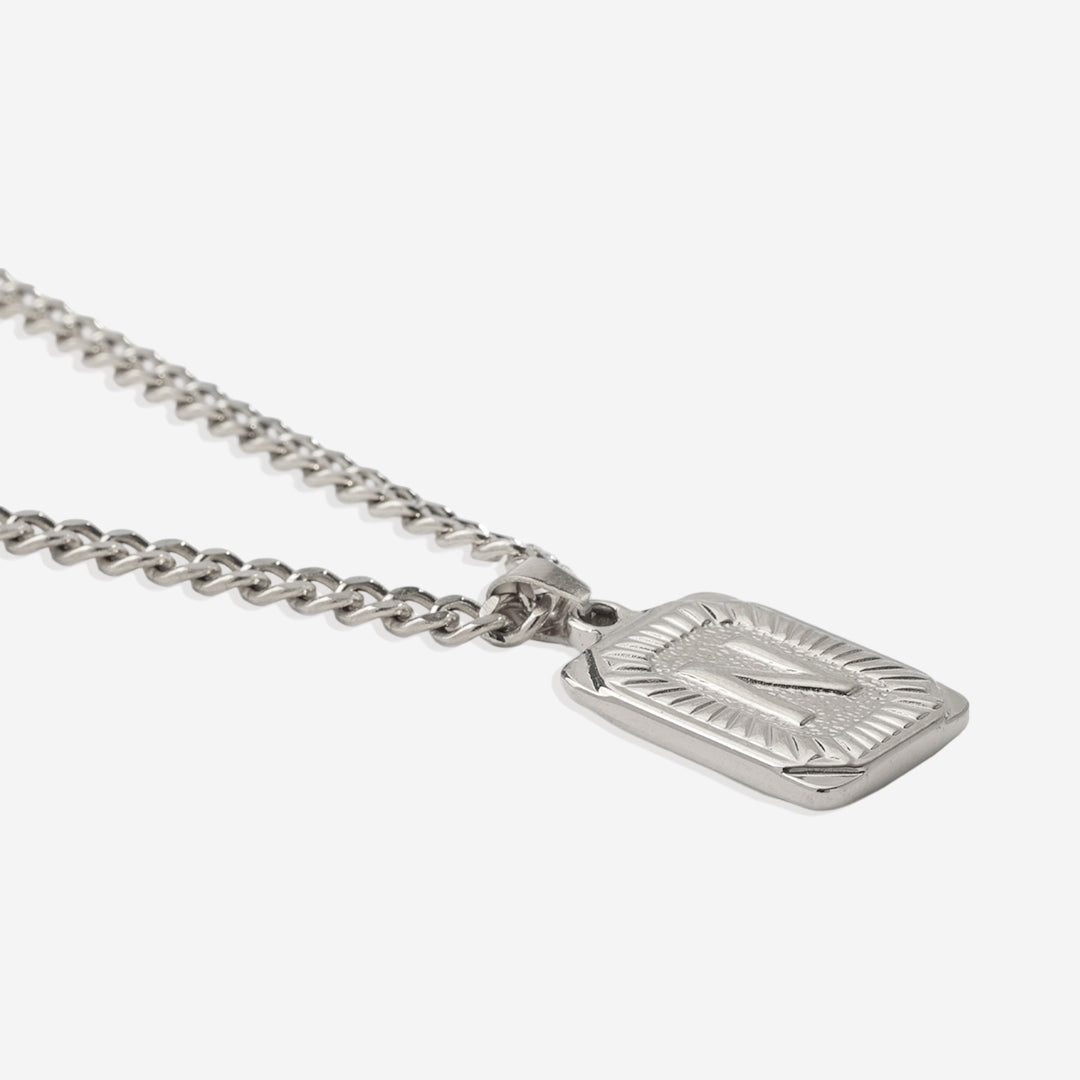 Collier pendentif carte initiale avec chaîne gourmette