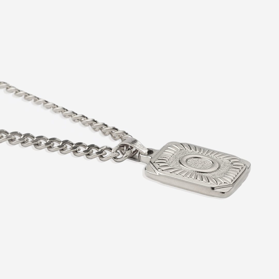 Collier pendentif carte initiale avec chaîne gourmette