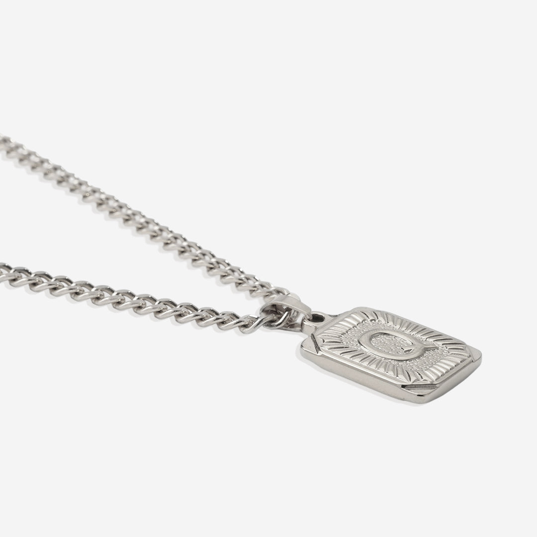 Collier pendentif carte initiale avec chaîne gourmette