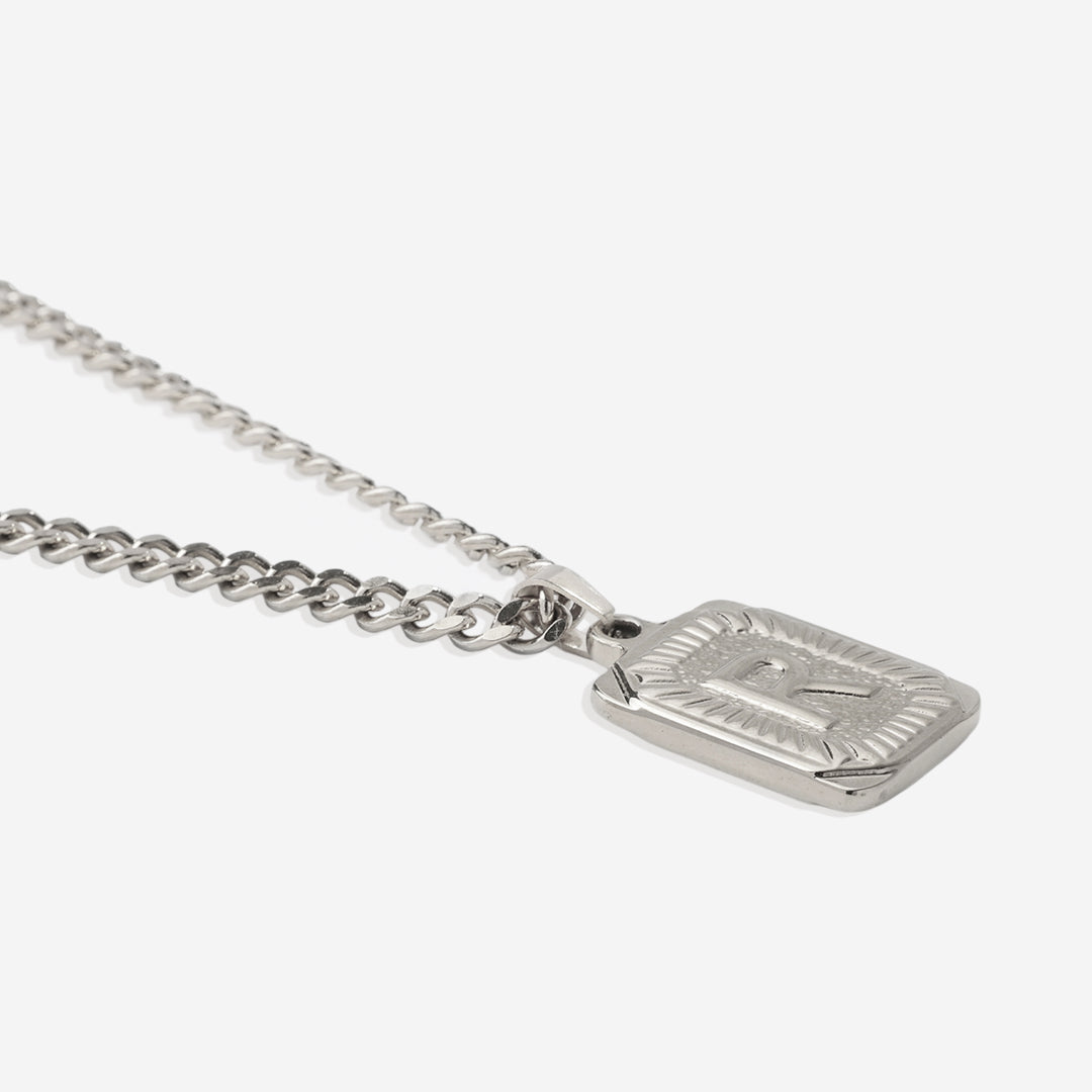 Collier pendentif carte initiale avec chaîne gourmette